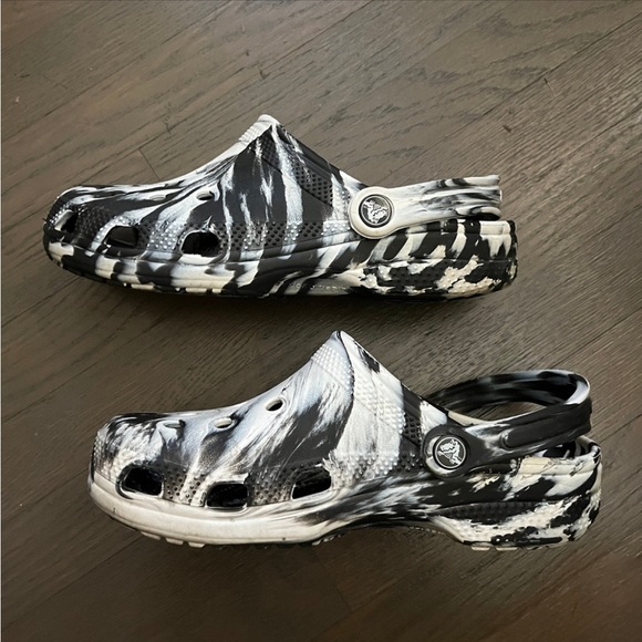 Crocs black white swirl pattern m5 w7 - Picture 2 of 5